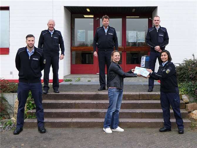 Die Übergabe fand im Beisein des Lehrbereichsleiters, Erster Polizeihauptkommissar Jürgen Müller, und von zwei Auszubildenden statt.Foto: privat