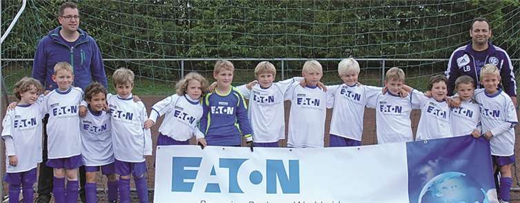 Die Übergabe fand zur Freude der Kinder und Trainer auf dem Sportplatz Morenhoven statt.privat