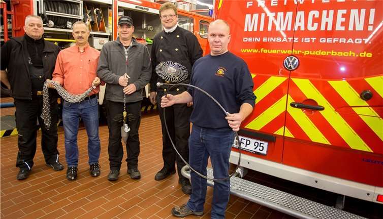 Die Übergabe im Gerätehaus. Im Bild von links: Markus Udert, Michael Führer, Jörg Schmidt, Ralf Heuser und Arnd Kuhl. Wolfgang Tischler