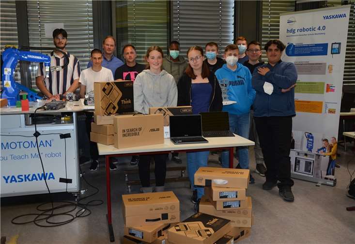 Die Übergabe von Tabletts und Notebooks durch Henning Neuse von der Telekom. Foto: privat