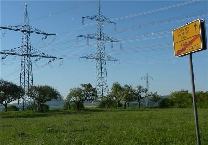 Die Überlandleitung verläuft oberirdisch nahe der beiden Orte Nieder- und Oberlützingen. Jetzt sollen die Leitungen zusätzlich für die geplanten Starkstromtrasse genutzt werden.Fotos: HE