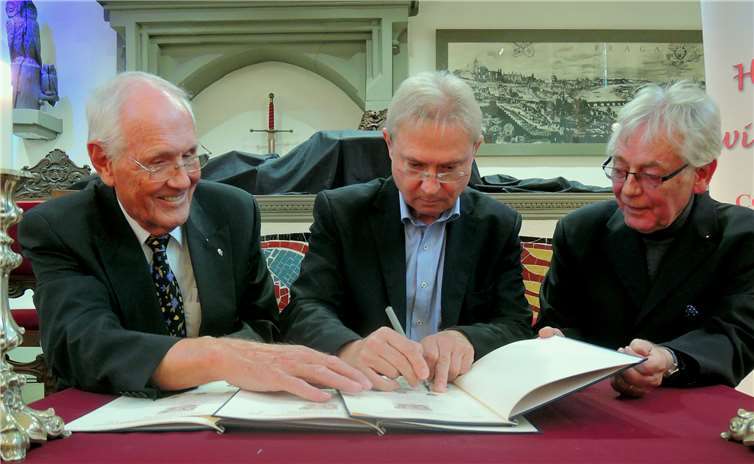 Die Überlassungsurkunde unterzeichneten (v. li.)Detlef Schöning, Martin Görlitz und Wolfram Heidelmayer. Fotos: BSB