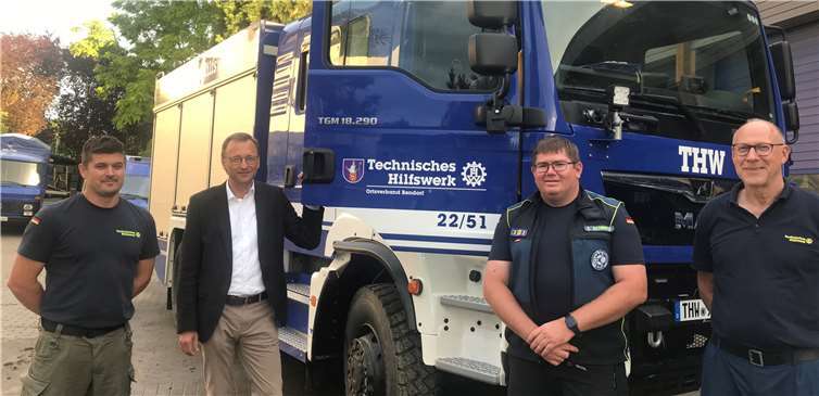 Die Übernahme des neuen Gerätekraftwagens rückte beim Besuch von Josef Oster eher in den Hintergrund. Foto: privat