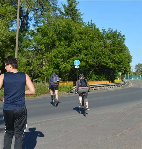 Die Überquerung der Straße zum Radweg, der hinter eine Schutzplanke liegt, ist gefährlich.