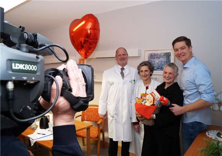 Die Überraschung ist geglückt! Dr. Jeni Alecu ist sichtlich gerührt und stolz aufdie Anerkennung live in der „Landesschau Rheinland-Pfalz“. (V.l.:) Dr. med. Michael Maasberg,Dr. med. Jeni Alecu, Waltraud Klein und Landesschau-Redakteur Jan-Sören Meyer.Foto: SWR/Gemeinschaftsklinikum Mittelrhein gGmbH