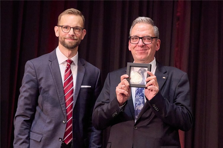 Die Überraschung ist gelungen: Bürgermeister Ulrich Richter-Hopprich zeichnete den scheidenden Ersten Beigeordneten Andree Stein für seine Verdienste mit der Ehrenplakette der Verbandsgemeinde Montabaur aus.