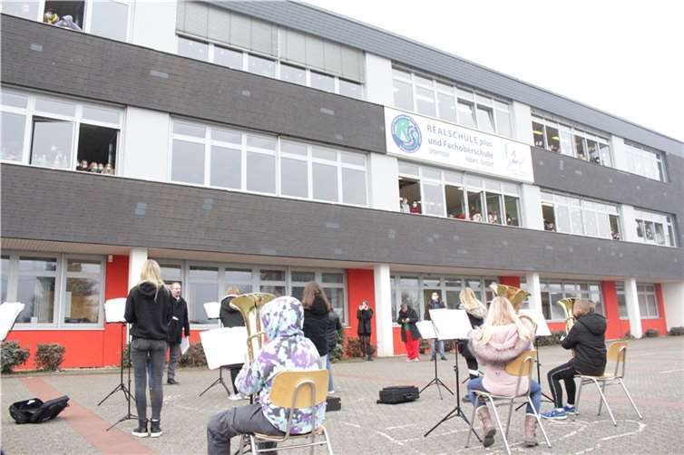 Die Überraschung war geglückt: Zur Einstimmung auf die Feiertage trotzte die Bläserklasse 6c um Musiklehrer Thorsten Krause der eisigen Kälte.Foto: privat