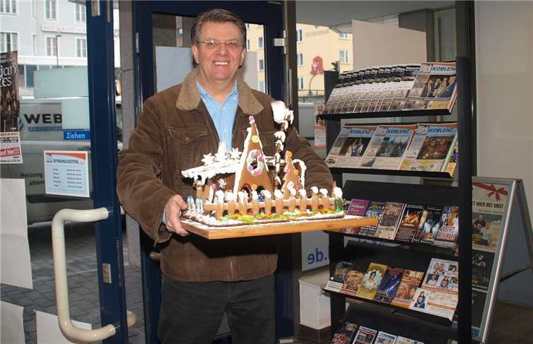 Weihnachtliches Naschwerk für die Kollegen Die Überraschung war gelungen, als Udo Stanzlawski mit einem Lebkuchenhäuschen in der Geschäftsstelle von „Blick aktuell“ auftauchte.