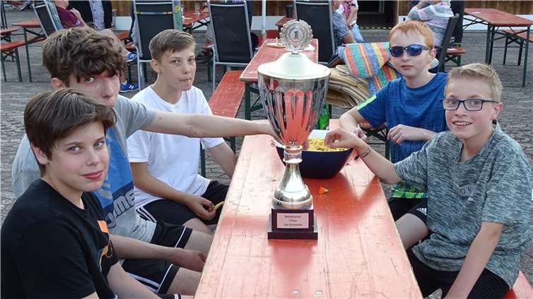 Die Überraschungssieger des letzten Jahres „Der Riese und die vier Zwerge“ (Fabian, Jakob, Drystan, Lennard und Luke) haben ihr Kommen zugesagt und werden versuchen, den Titel samt Wanderpokal zu verteidigen. Quelle: TSV Moselfeuer Lehmen