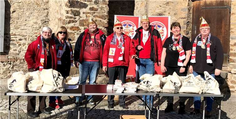 Die Überreichung der Kamellebeutel fand am Fastnachtssonntag bei strahlendem Sonnenschein auf dem Salhofplatz statt. Fotos: CCO