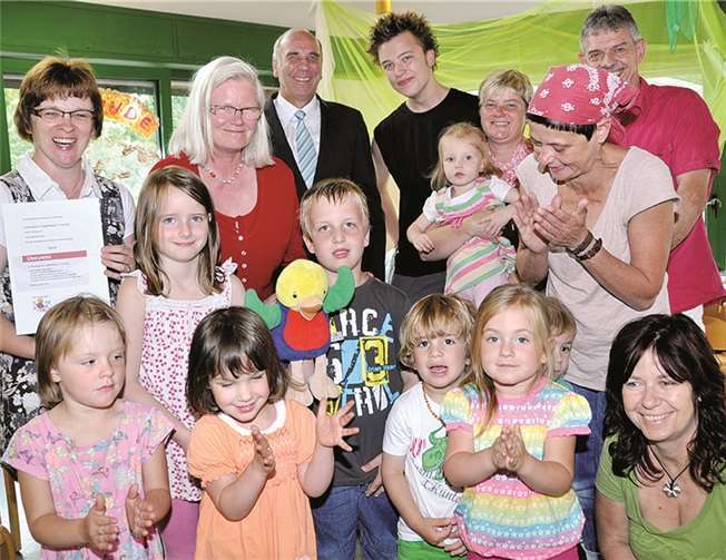 Die Überreichung der Urkunde war der Höhepunkt (v. l.): Leiterin Christel Friese, Barbara Nöst-Butz und Hermann Martini. Darüber freute sich auch Ortschef Herbert Keifenheim (r.). BS