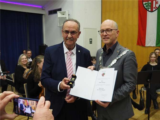 Die Überreichung des Ehrenringes durch Oberbürgermeister Dirk Meid an Dieter Winkel.  Fotos: BS