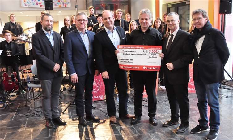 Die Überreichung des Lions Sozialpreises: v.li.n.re. Schuldirektor Sexauer, Frank Pauken (Lions), Bernd Faber (Lions Präsident), Bandleader Gerd Schlaf, Landrat Dr. Alexander Saftig und Dr. Heinz Haupt (Lions).