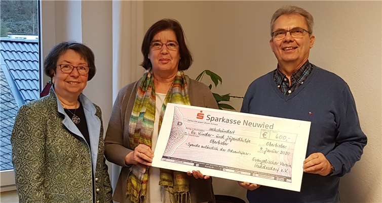 Die Überreichung des symbolischen Schecks fand vor kurzem durch die 1. Vorsitzende, Frau Marita Krämer sowie den 1. Kassierer, Herrn Konrad Graßmann statt. Foto: privat