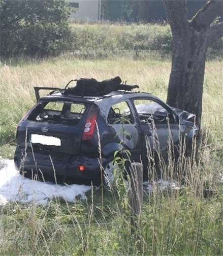 Die Überreste des ausgebrannten Pkw. Polizei