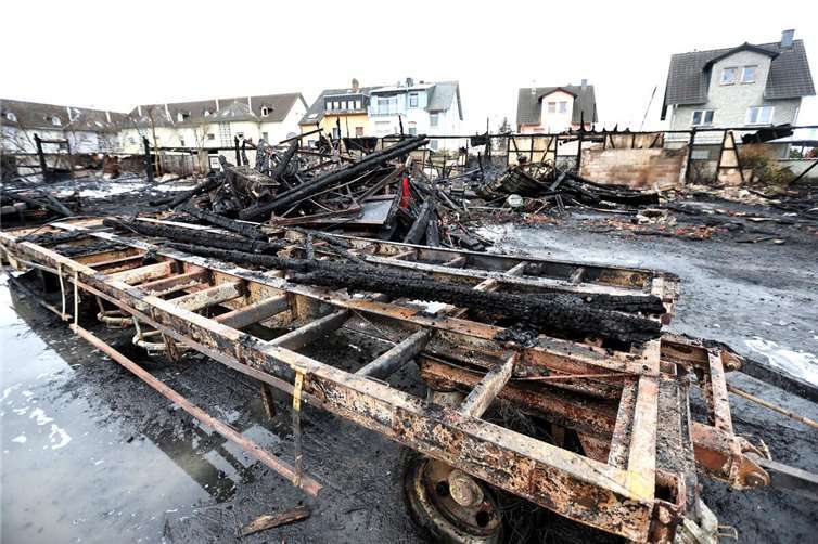 Engerser Lokschuppen durch Brand völlig zerstört Die Überreste eines schon fast fertigen Karnevalswagen.Fotos: FF