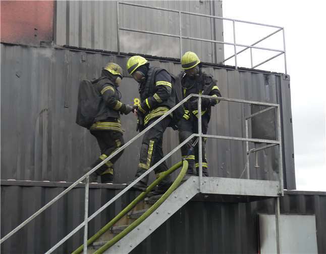 Die Übungen fandenin alten Seecontainern statt. Fotos: Feuerwehr Dieblich
