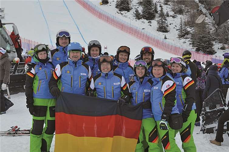 Die Übungsleiter der Abteilung Ski und Snowboard im TV06 und die Teilnehmer der Skifahrt nach Santa Caterina feuerten die deutschen Teilnehmer der Ski-Weltcup Abfahrt an. privat