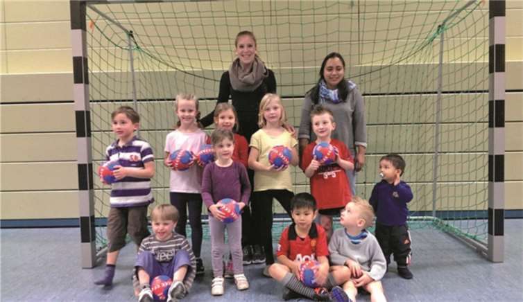 Die Übungsleiterinnen Rica Schröder (hinten re.) und Svenja Reitz (hinten li.) mit der neu formierten Minimannschaft. privat