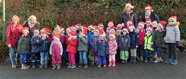 Die Übungsleiterinnen (v.l.) Birgit Oelkuch, Michaela Schäfer, Karin Wollmer und Rosi Weltjen mit den Kindern nach der Weihnachtswanderung.Foto: Grafschafter SpVgg