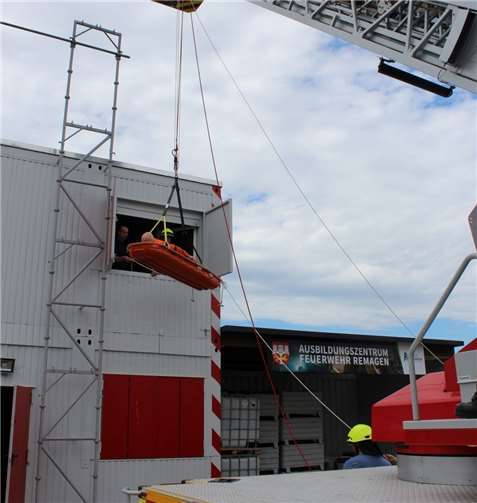 Die Übungspuppe musste aus einem verwinkelten Baugerüst befreit werden.