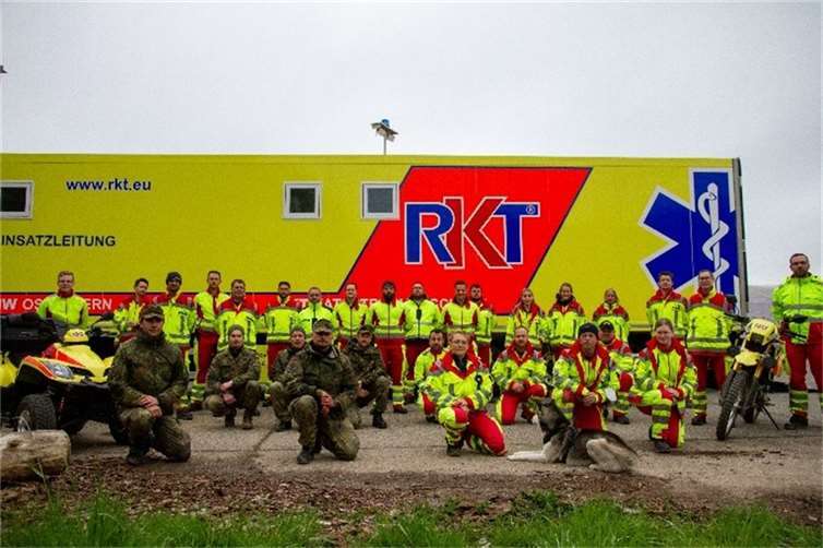 Die Übungsteilnehmer vor der vor der mobilen Leitstelle.  Fotos: Bockisch-Ernst