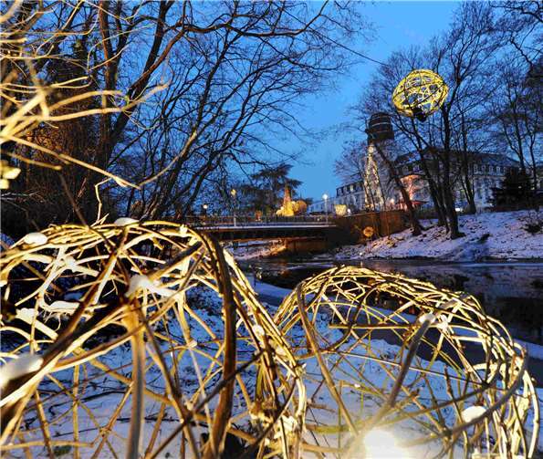 •Die Uferlichter strahlen entlang der Ahr. Foto: FIX