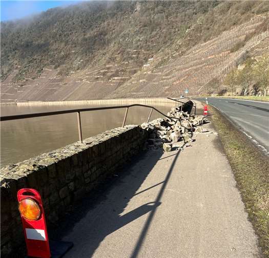 Die Ufermauer wurde durch das Schiff beschädigt, weshalb der Radweg vorläufig gesperrt wurde. Foto: Polizeipräsidium Einsatz, Logistik und Technik, WSP-Station Koblenz