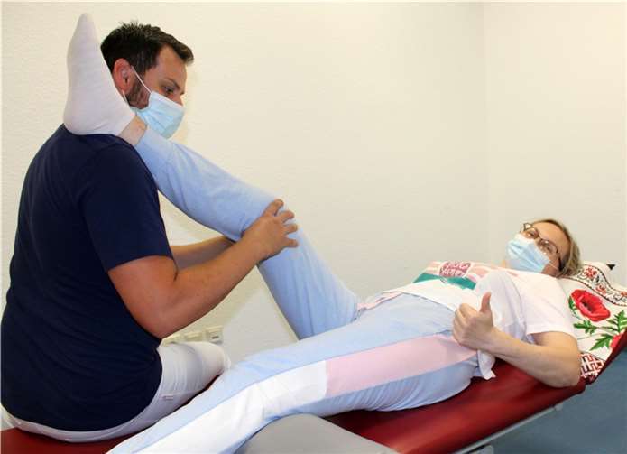 Die Ukrainerin Liudmyla Ozerova wurde nach mehreren Operationen zur Behandlung ihrer Kriegsverletzung von Johannes Legin, Teamleiter Ambulante Reha am Rehafit-Standort des GK-Mittelrhein in Koblenz betreut. Quelle: GK-Mittelrhein