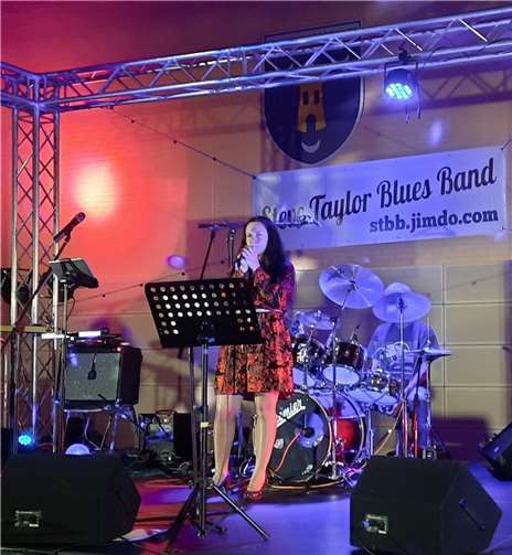 Hilfe für die Ukraine – I play the blues for you Die Ukrainerin Viktoria Babenko sang sich in die Herzen des Publikums.