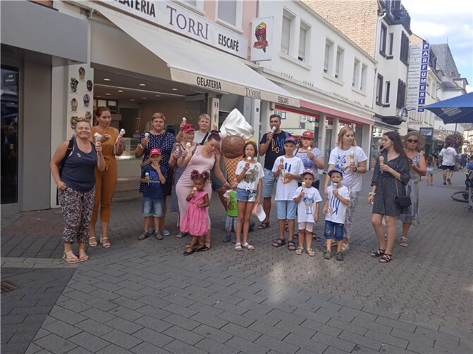 Die Ukrainerinnen und Ukraniner bei den Burgfestspielen in Mayen. Quelle: Ortsgemeinde Alken