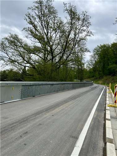 Die Umfahrungsstraße wurde hangseitig gesichert.