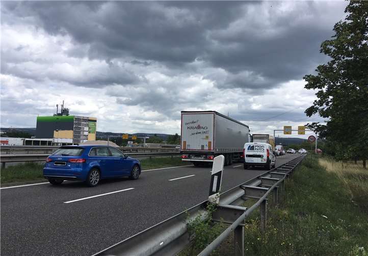 Die Umplanung sorgt für einen Stau bis auf die Fahrspuren der B 9. Foto: privat