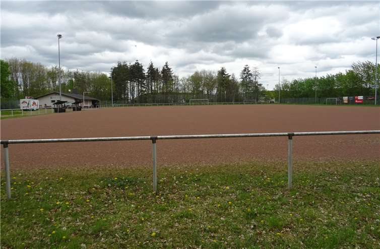 Die Umwandlung des Tennenspielfeldes in eine Rasenspielfläche auf dem Sportplatz in Waldorf soll evtl. bereits im Jahre 2022 umgesetzt werden.