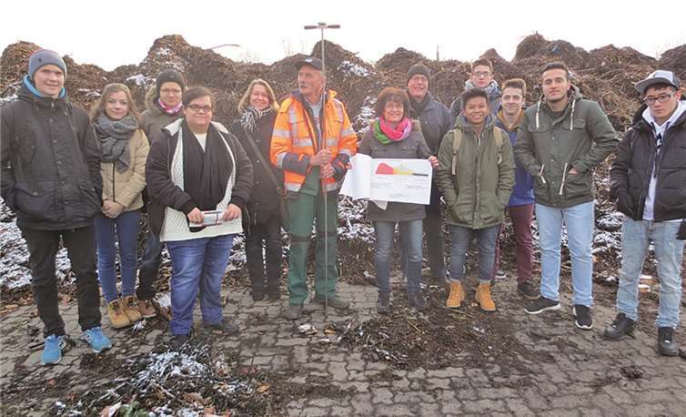 Die Umwelt-AG der BBS Wirtschaft misst 70 Grad im Inneren des Grünschnitts. privat