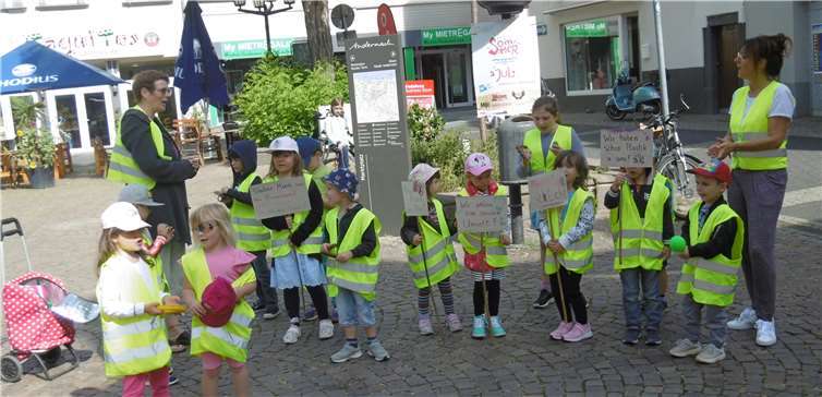 Die Umwelt ist Thema in der Kindergartentagesstätte St. Hildegard:Auf Wunsch der Kinder fand auch eine Demonstration statt, in der die Kinderauf die Umweltverschmutzung und den immensen Plastikverbrauch aufmerksam machten. Foto: privat
