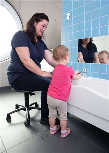 Die Unfallkasse Rheinland-Pfalz hat Beispiele und Experimente zusammengestellt, mit denen Kindern spielerisch Hygieneregeln kennenlernen.Foto: Unfallkasse Rheinland-Pfalz