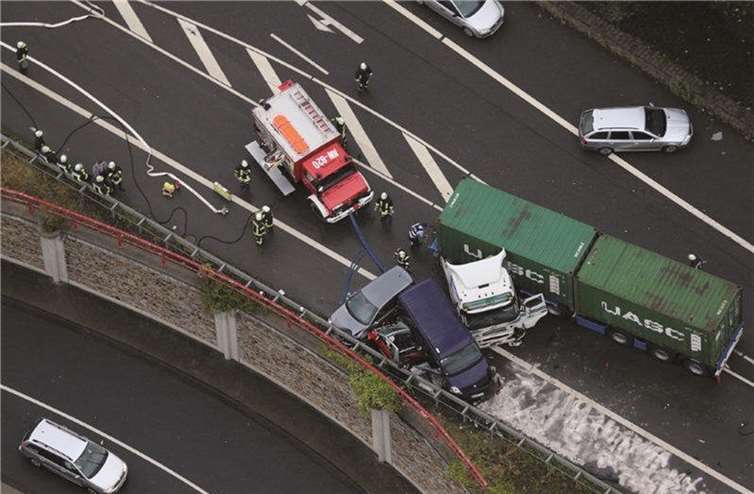 Smart-Fahrerin hatte keine Chance Die Unfallstelle aus der Luft - eine tödliche Falle für eine PKW - Fahrerin.Polizei Remagen