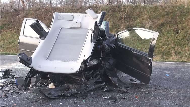 Die Unfallstelle bot einen Anblick völliger Zerstörung. Besonders tragisch: Angehörige fuhren im nachfolgenden PKW.