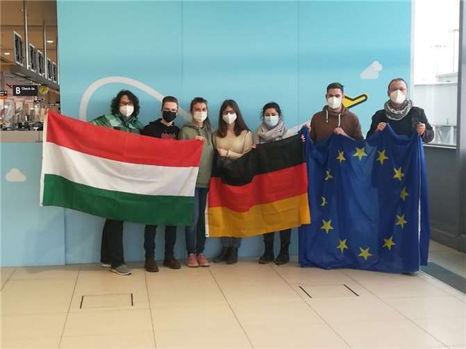 Die Ungarin Agnes Farkas (dritte von links) wurde von Freunden an den Flughafen begleitet und flog am 4. Februar 2022 voller Eindrücke und Erlebnisse wieder nach Hause.  Foto: Jugendbüro Altenahr