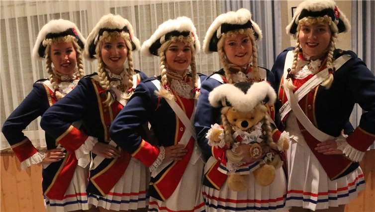 Die Uniformen sitzen korrekt bei den Damen der Schautanzgruppe und beim Maskottchen „Marie“.