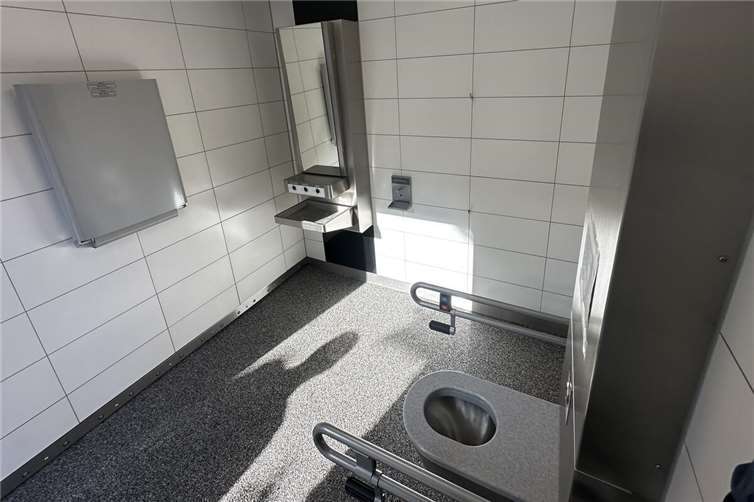 Die Unisex-Toilette bietet eine saubere und unbeschädigte Toilette. Nach jeder Benutzung wird die Toilette automatisch gesäubert und nach jeder zehnten Benutzung der Boden gespült.Fotos: Ulf Steffenfauseweh