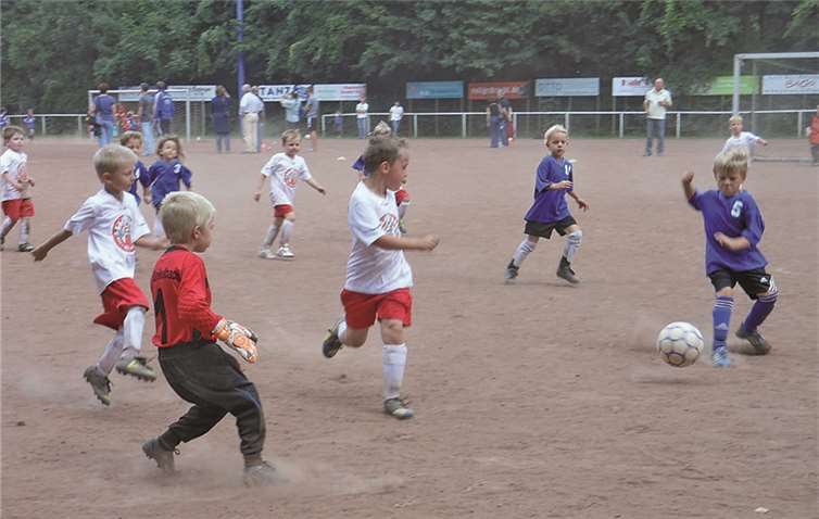 Die Unkelbacher Bambinis mit vollem Einsatz im Spiel gegen den SV Niederbachem. Privat