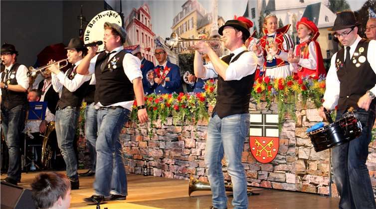 Die Unkeler „Barhocker“ servierten „eisgekühlte Coca Cola“, mit der sie jedoch alles andere als eine Abkühlung der närrischen Stimmung bewirkten.