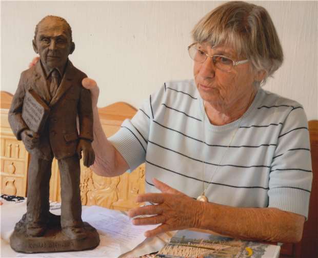 Die Unkeler Bildhauerin Hildegard Neunkirchen mit ihrer Konrad Adenauer-Figur für die Recher Winzerkrippe.DU