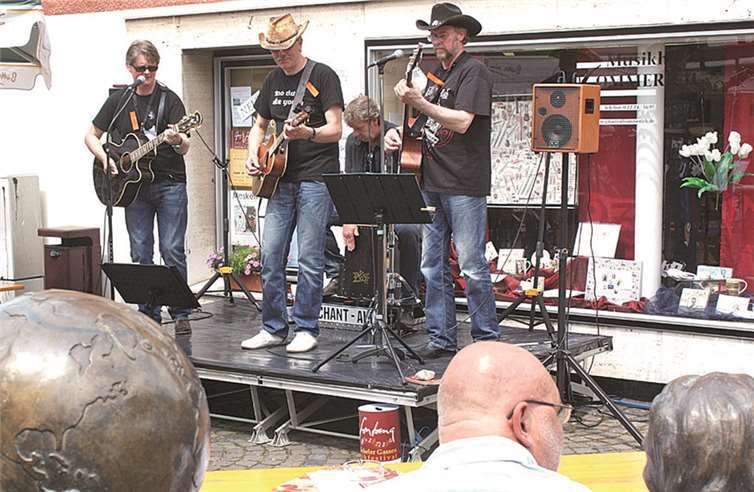 Die Unkeler Rock-Band „Chant’all“ war am Eschenbrender Platz der Eisbrecher von „Ars Fontana.“DL