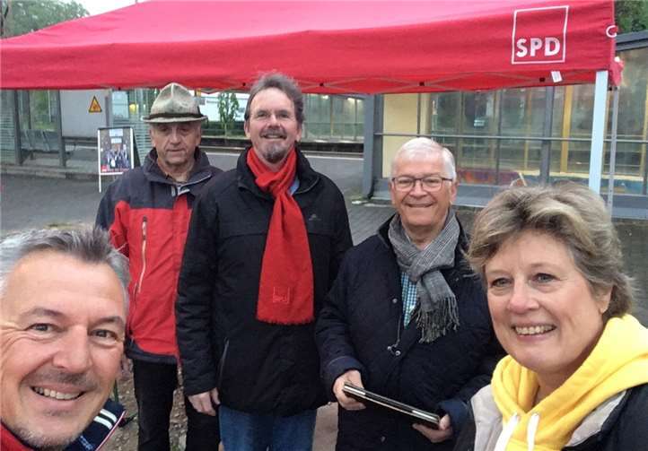 Die Unkeler SPD hatte ihren Infostand am Bahnhof aufgebaut. Foto: privat