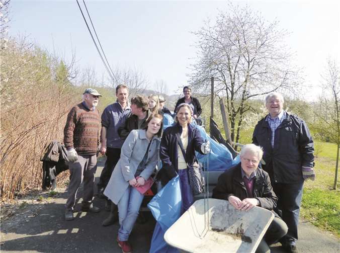 Die Unkeler SPD und weiter Bürger räumten gemeinsam den Wirtschaftsweg auf.privat