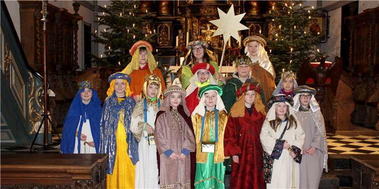 Die Unkeler Sternsinger stellten sich zum Gruppenbild vor dem Altar von Sankt Pantaleon auf. DL
