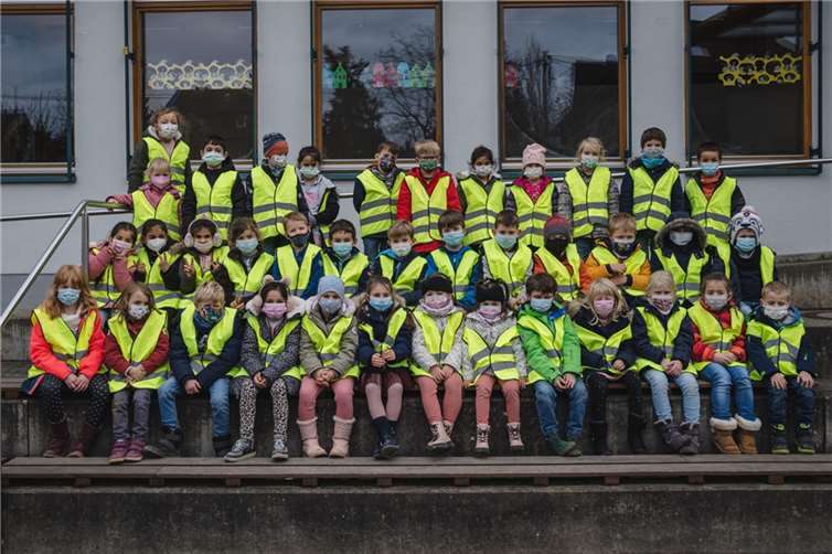 Die Unkeler i-Dötzchen wurden mit Warnwesten ausgestattet. Foto: Martin Schmitz